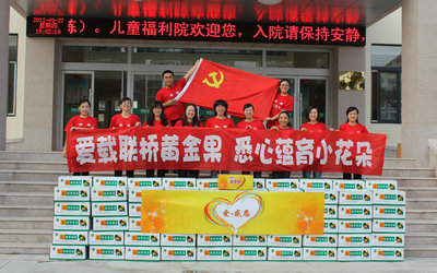 愛載聯(lián)橋黃金果，悉心蘊(yùn)育小花朵