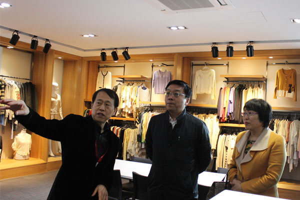 市商務(wù)局局長鄧勇一行視察聯(lián)橋集團