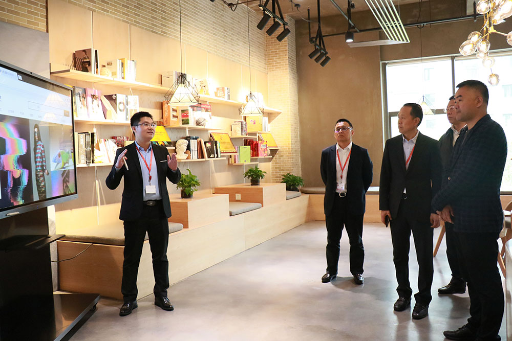 中國服裝設計師協(xié)會主席張慶輝到聯(lián)橋集團參觀調研