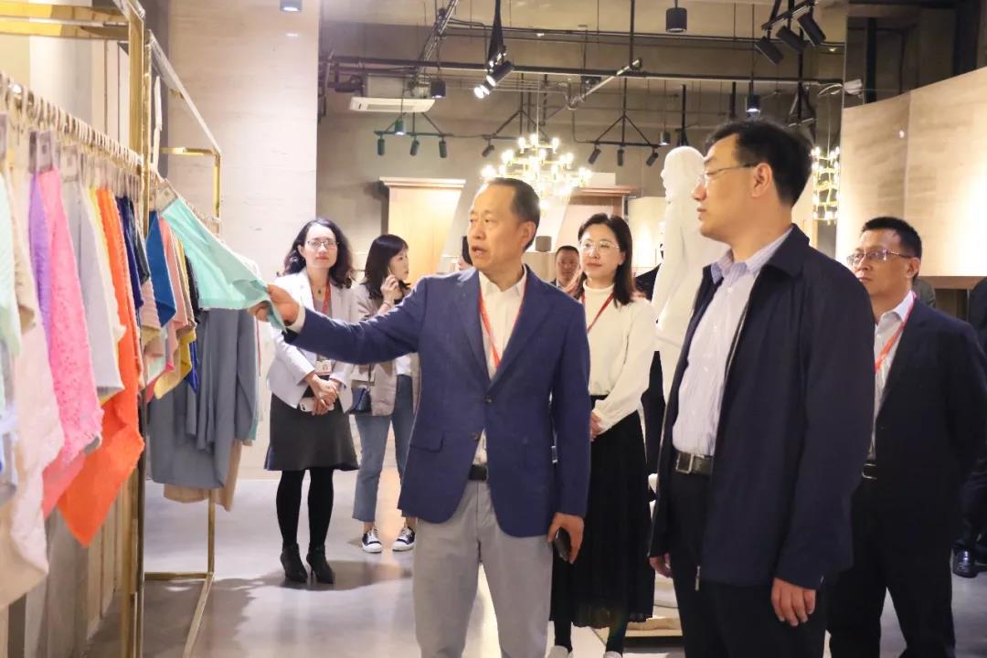 高新區(qū)黨工委委員、紀工委書記王役兵到聯(lián)橋集團調研