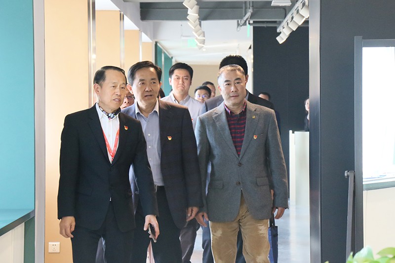 中國(guó)出口信用保險(xiǎn)公司領(lǐng)導(dǎo)到聯(lián)橋集團(tuán)調(diào)研(圖1)