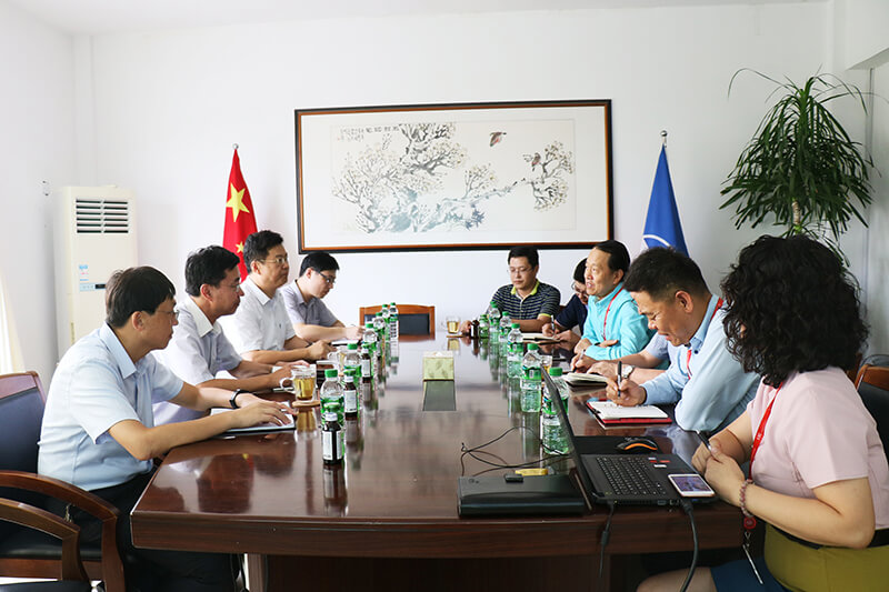 威海市委政研室、市中小企業(yè)局領導來聯(lián)橋新材調研