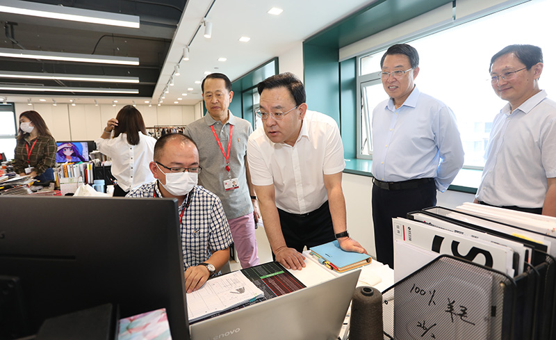 威海市委副書記、代市長閆劍波到聯(lián)橋集團(tuán)調(diào)研