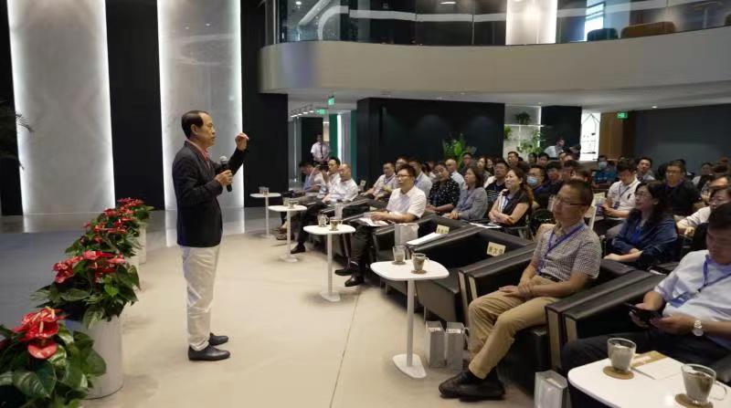 聯(lián)橋集團(tuán)黨委書記、董事長(zhǎng)慕镕鍵在威海市“青藍(lán)接力”名家論壇開講(圖2)