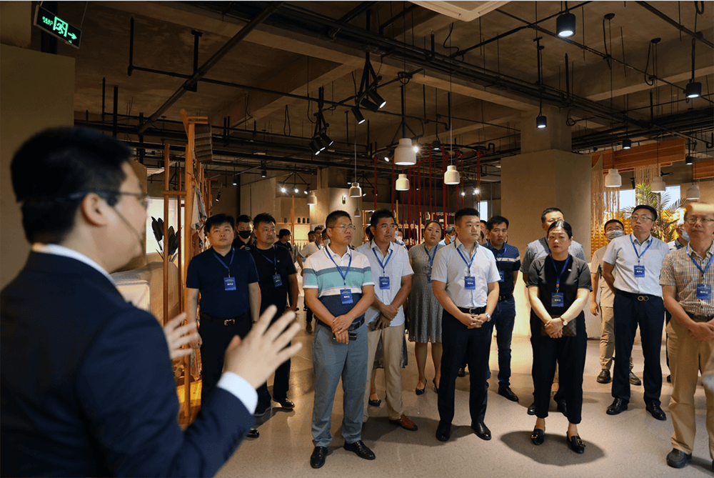 聯(lián)橋集團(tuán)黨委書記、董事長(zhǎng)慕镕鍵在威海市“青藍(lán)接力”名家論壇開講(圖2)